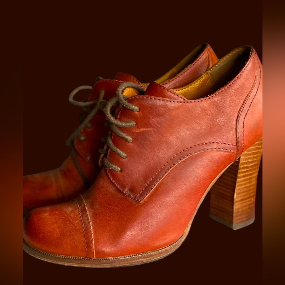 Size 11 kork-ease Oxford heels in antique red